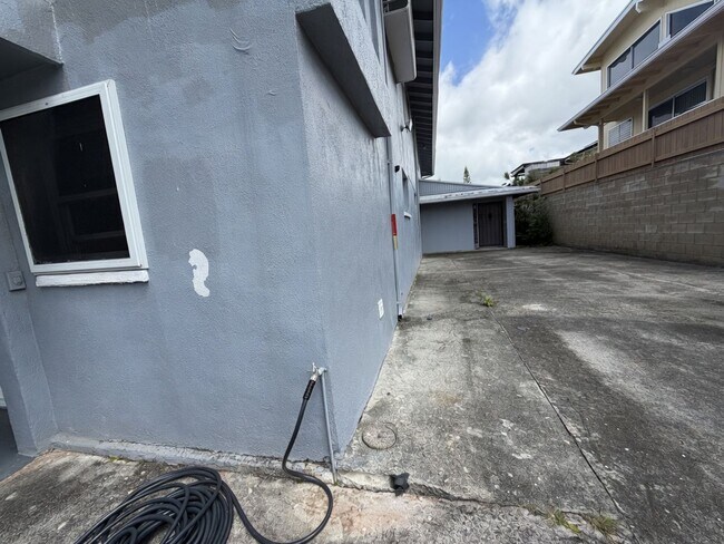 Building Photo - HALAWA HEIGHTS DUPLEX - 3 BDRM/1 BATH/2 PARKING (TANDEM)
