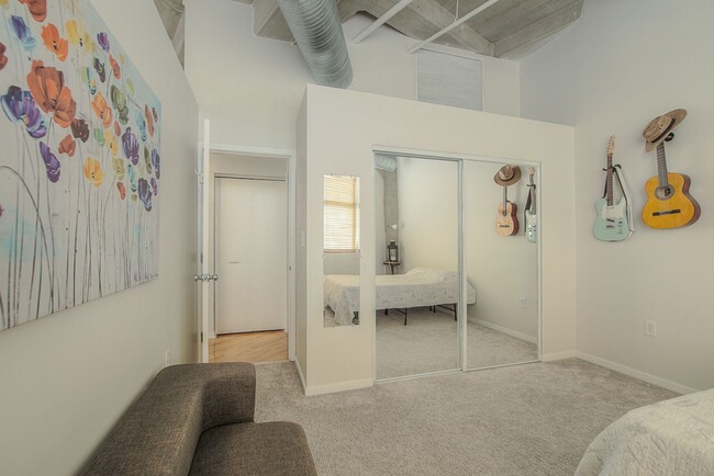 Building Photo - One Bedroom Unit in Wonderful Western Auto Lofts