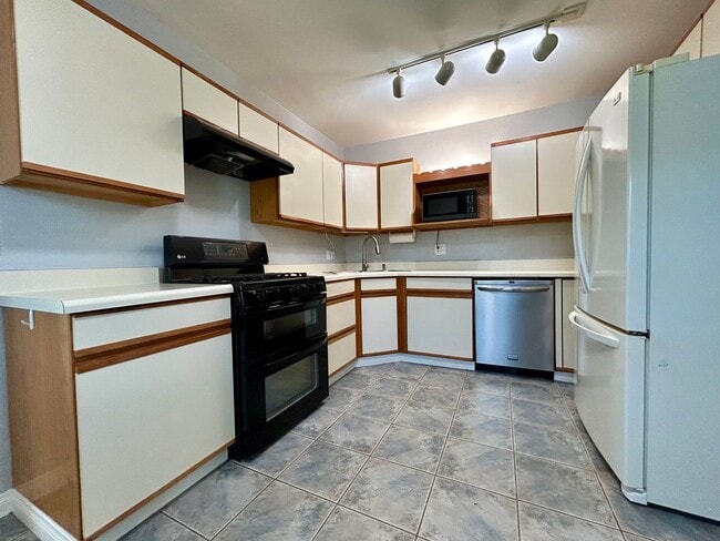 Building Photo - 4 Bed, 2 Bath in the Heart of Santee!