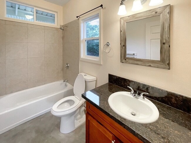 Building Photo - 15-1496-1496 16th Ave