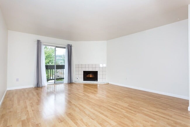 Building Photo - Traditional Townhome with Garage!