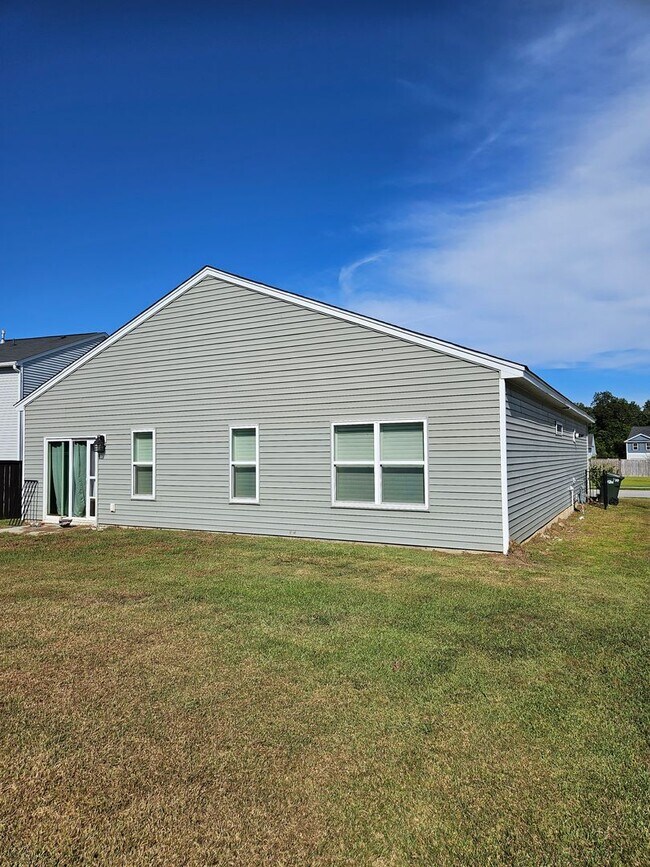 Building Photo - Gorgeous Goose Creek Home!
