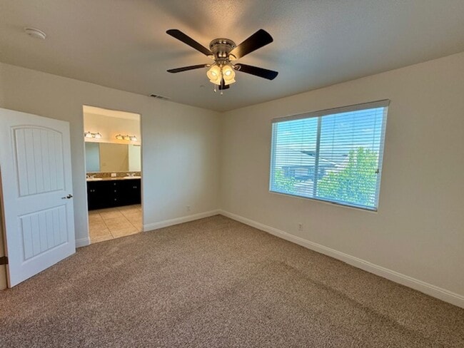 Building Photo - Beautiful Spacious 5 Bedroom Home located ...