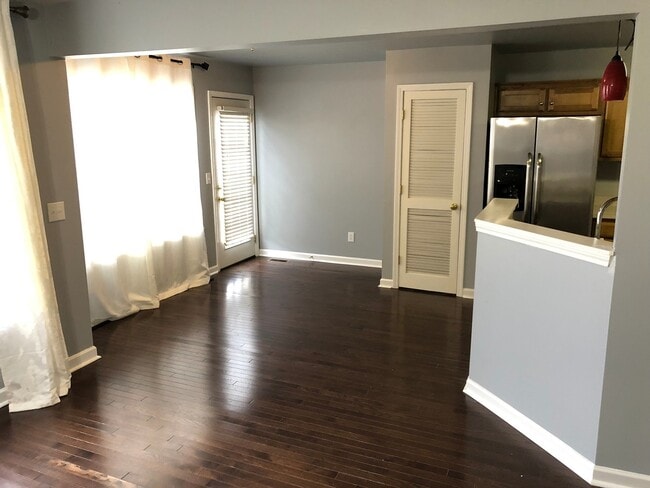 Building Photo - 1132 Summerville Cir