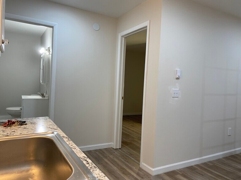 Building Photo - 107 E 10th St