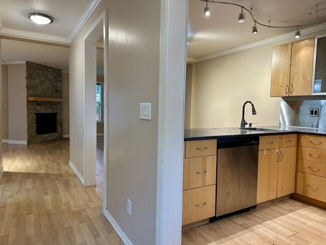 Building Photo - Two Story Condo in Downtown Bellevue