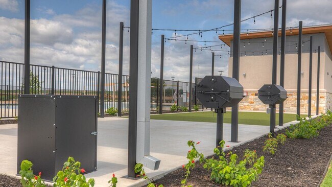 Building Photo - 4 BR / 2 BA - 2032 SF in Seguin - Arroyo Ranch!