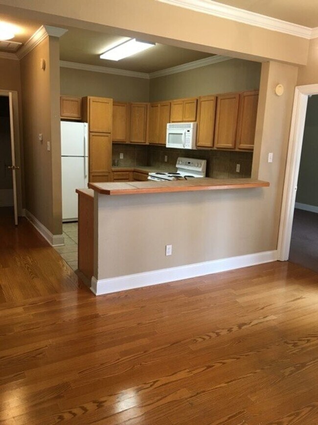 Building Photo - 2 bedroom/2 bath condo across from the TAC