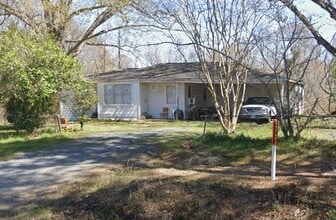 Building Photo - 2 Bedroom, 1 bath apartment in a duplex