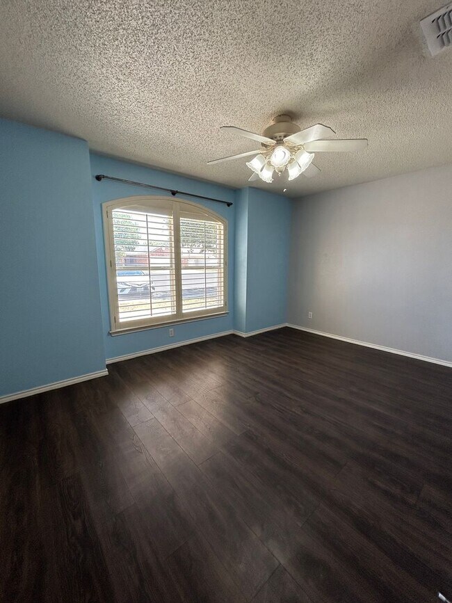 Building Photo - 5425 Veranda Ct