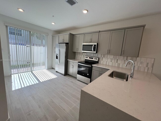 Building Photo - 109 SW 170th Ave