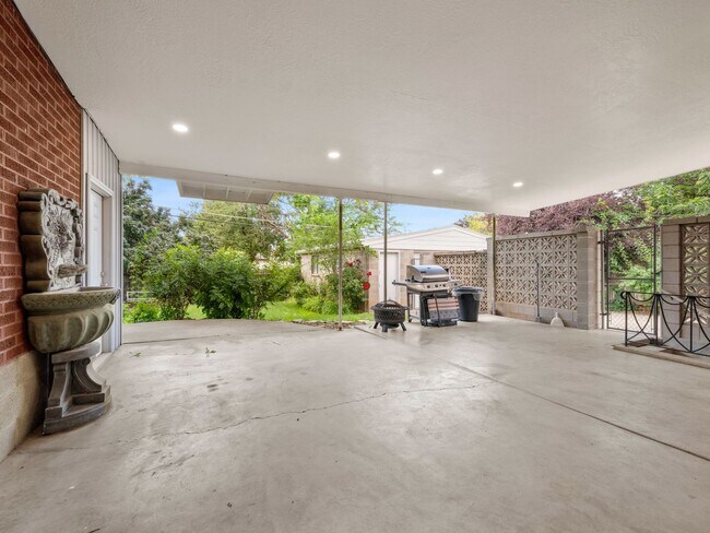 Building Photo - 3340 S Terrace View Dr