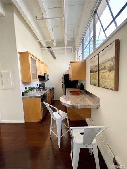 Building Photo - 312 W 5th St