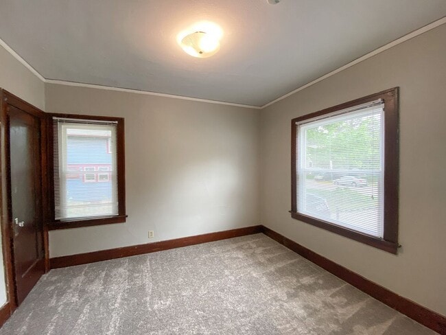 Building Photo - 4 Bedroom House Near Campus