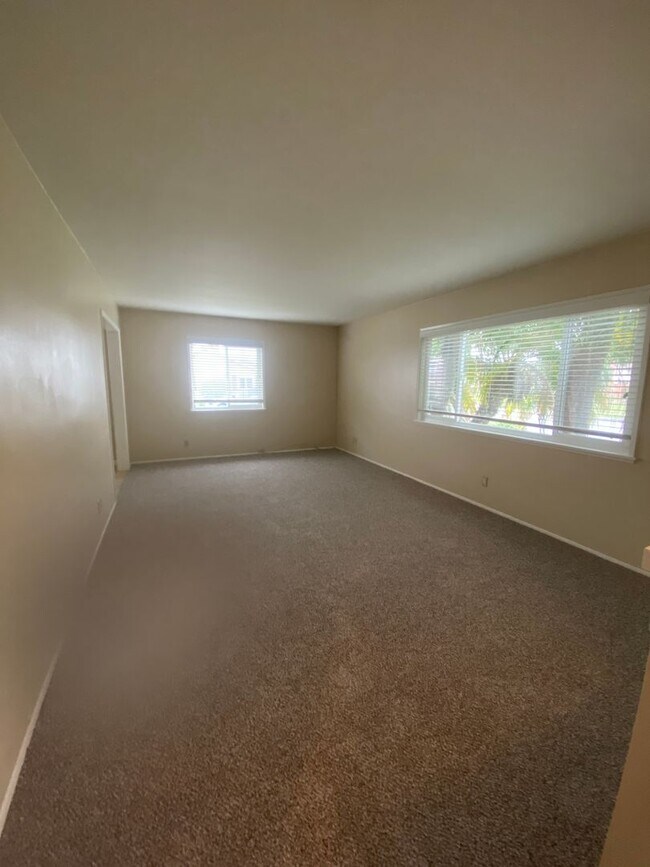 Building Photo - Pool Home in Orange for Lease