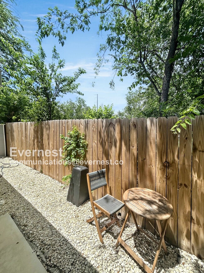 Building Photo - 1404 Rivas St