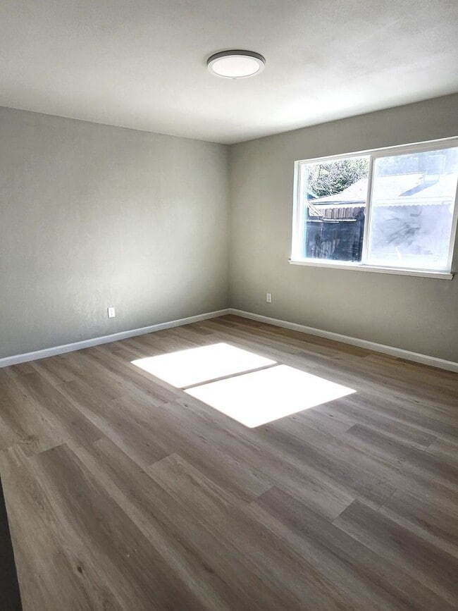 Building Photo - 3/2- Newly Renovated & Energy Efficient in...