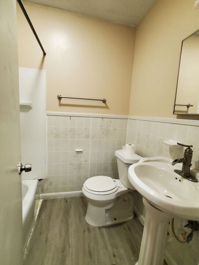 Building Photo - 1850 Dewsberry Pl