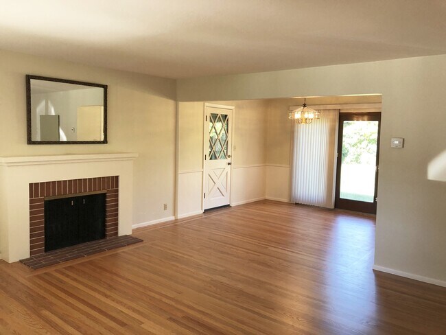 Building Photo - 4044 Cayente Way