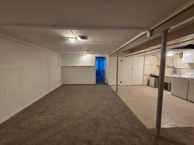 Building Photo - Beautiful 4 bedroom in Forest Hills