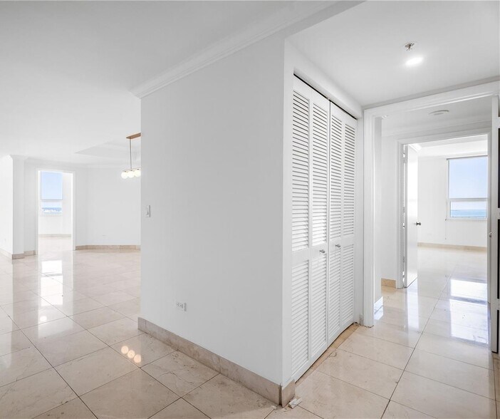 Building Photo - 848 Brickell Key Dr