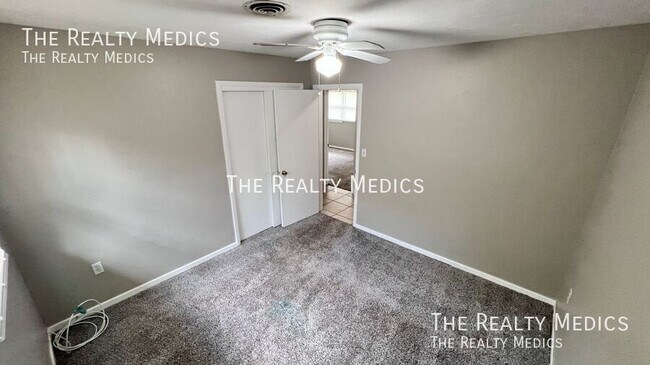 Building Photo - 904 Hall St