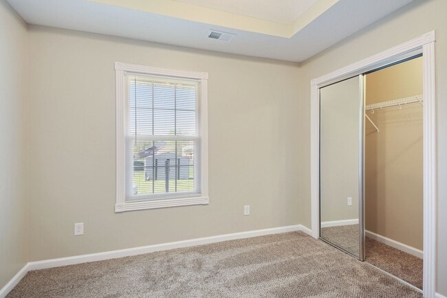 Building Photo - All one level, all electric Duplex in Oak ...