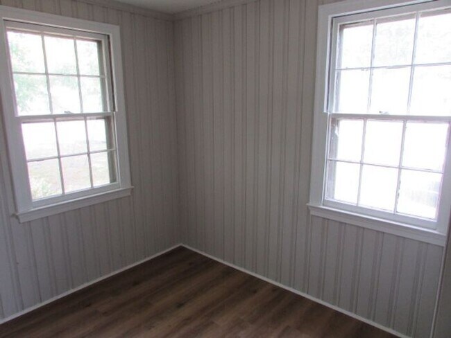 Building Photo - Freshly Updated 3 Bedroom Home