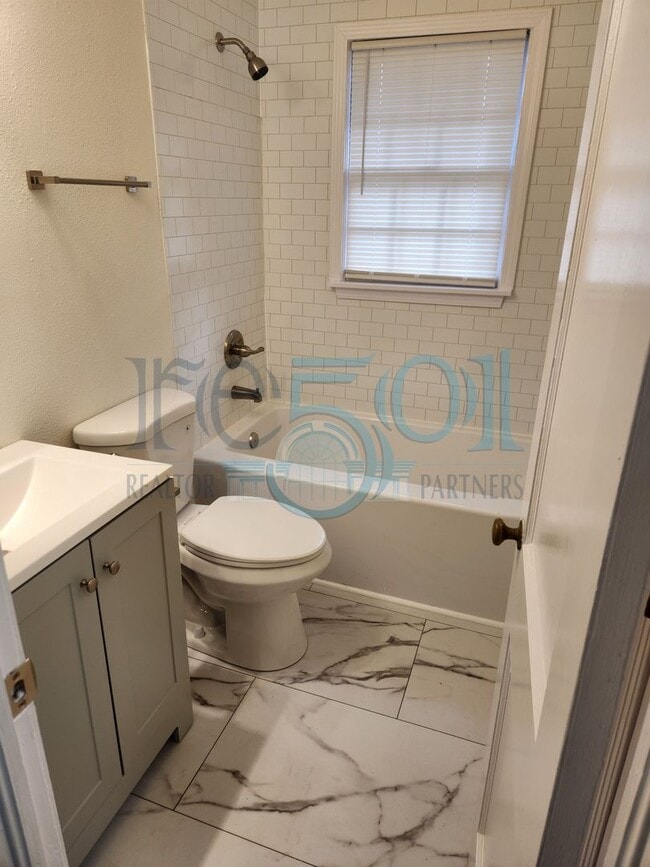 Building Photo - N Elm Duplex (200-202)