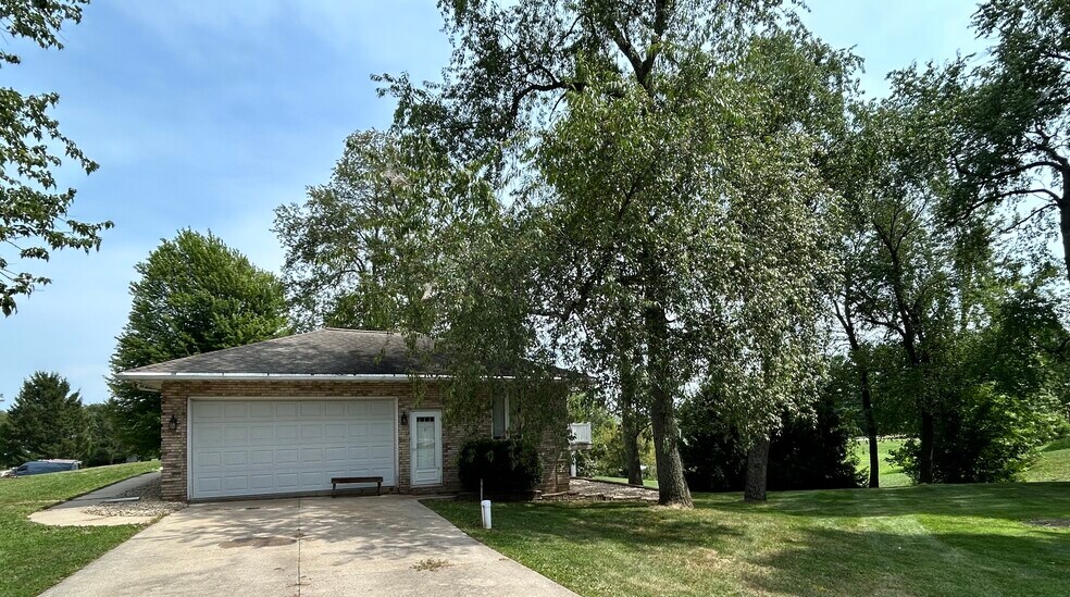 Building Photo - 818 N Timberline Cir W