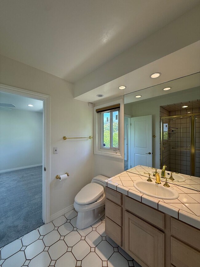 Building Photo - Beautiful One Level, 3 Bedroom, 3 Bathroom Tarzana Pool Home for Lease!