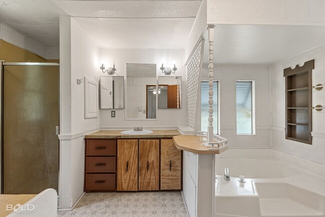 Building Photo - 589 N Main St