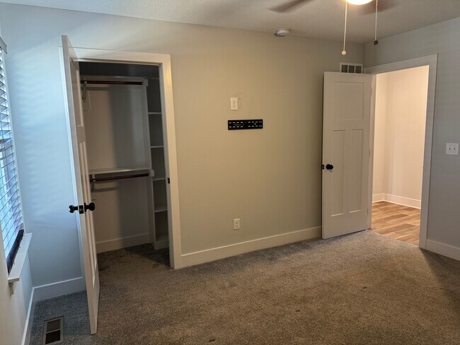 Building Photo - Oak Grove