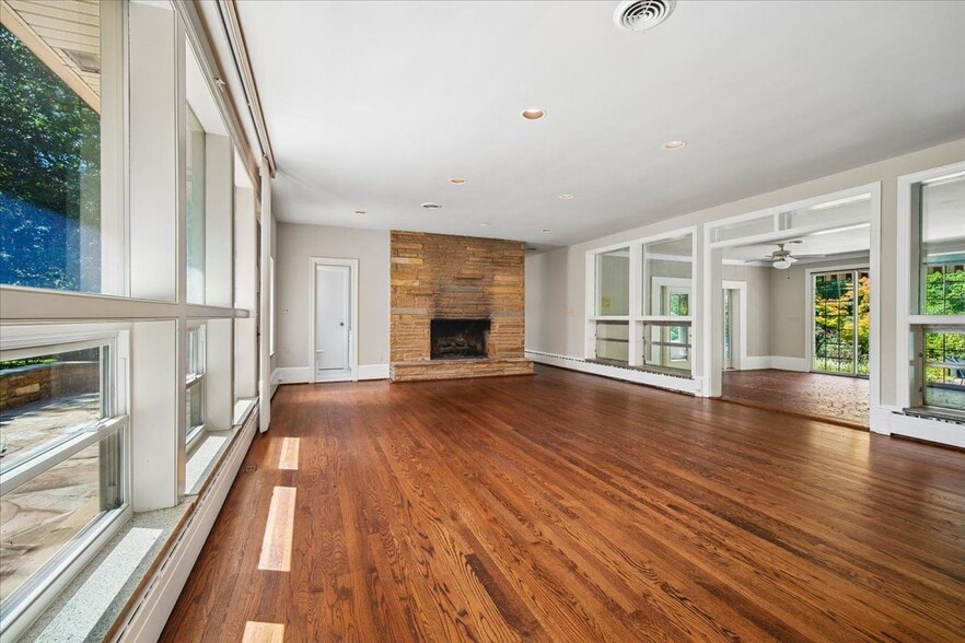 Building Photo - 8106 W Boulevard Dr