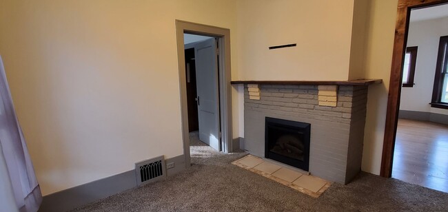 Building Photo - Charming Lower-Level Condo for Rent in Cad...