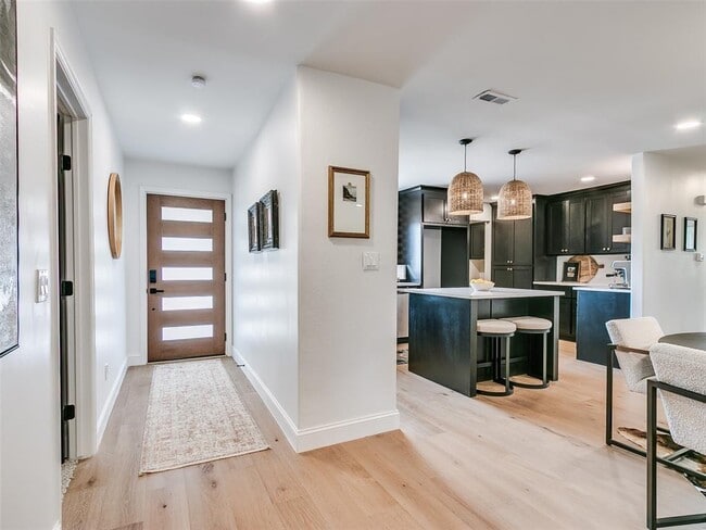 Building Photo - 700 Greenwood Dr