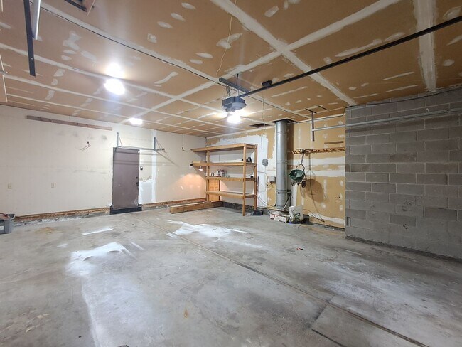 Building Photo - $3,200 -5 Bed / 3 Bath- Home with Fully Fe...
