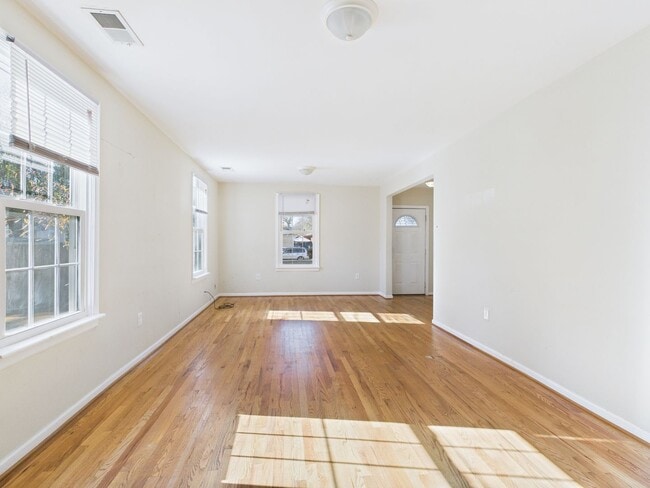 Building Photo - 604 W Vine St