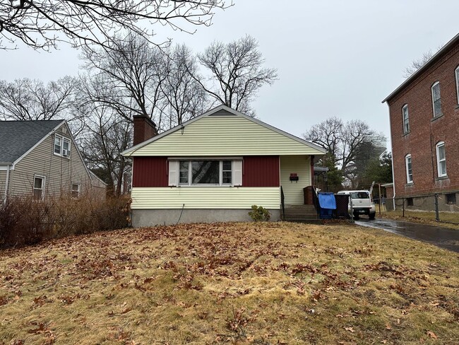 Building Photo - 3 Bedroom 1 Bath Bungalow-Style Ranch