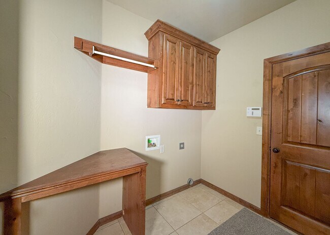Building Photo - 3 Bed, 2.5 Bath Home in Oxford Park – Open Layout & Tall Ceilings