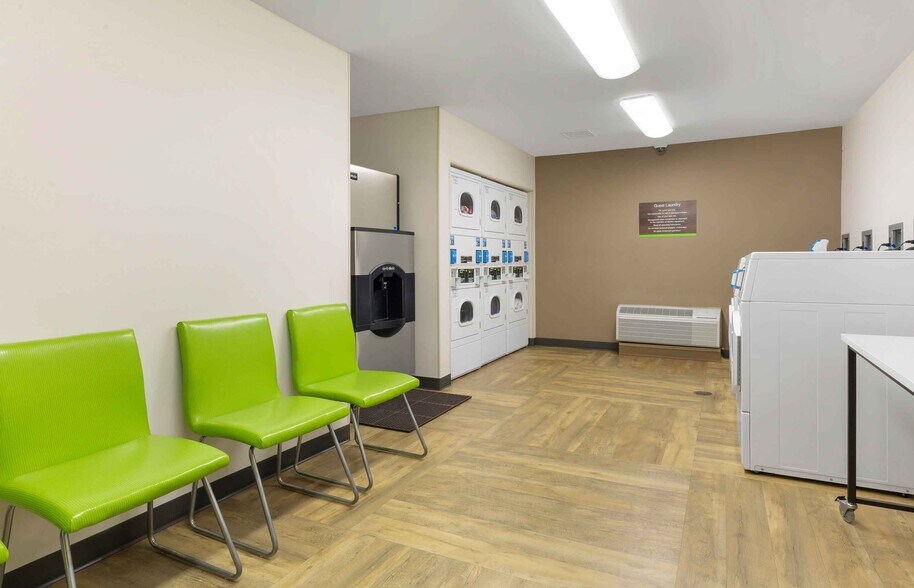Building Photo - Furnished Studio-Providence - East Providence