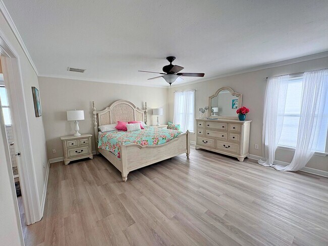 Building Photo - Spacious 3BR Home with Garage, Fenced Yard & Covered Patio in Seminole