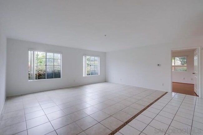 Building Photo - 2-bed, 2-bath Condo in San Diego's Linda Vista/Fashion Valley Area.