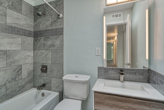 Building Photo - Beautifully Renovated 3 bedroom 2 bathroom Townhouse with A Chef Style Kitchen and Huge Backyard!