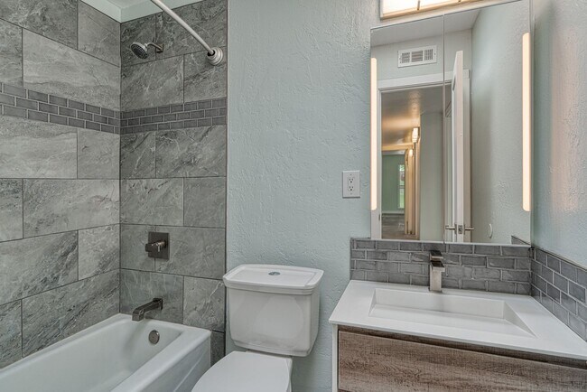 Building Photo - Beautifully Renovated 3 bedroom 2 bathroom Townhouse with A Huge Backyard!