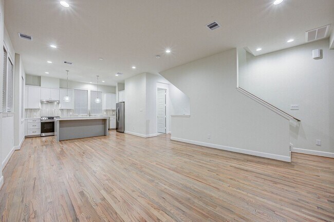 Building Photo - 3BR, 3.5BA Townhome with Balcony, Yard & D...