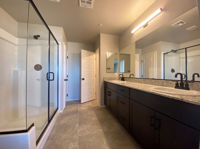 Building Photo - AMAZING GATED 3 BED 2.5 BATH 2 CAR GARAGE !