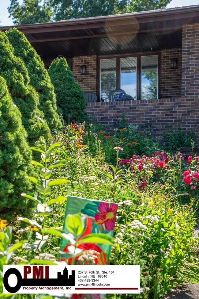 Building Photo - 3 Bedroom and 2 bathroom Colonial Hills House for rent!