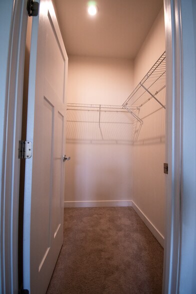 Building Photo - 914 Avast Way