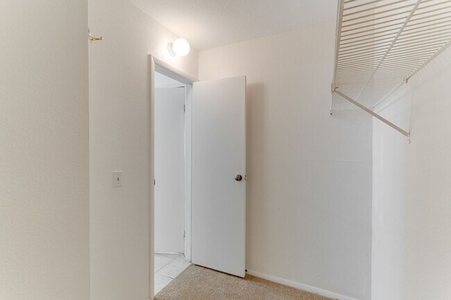 Building Photo - 1607 Justin Ct